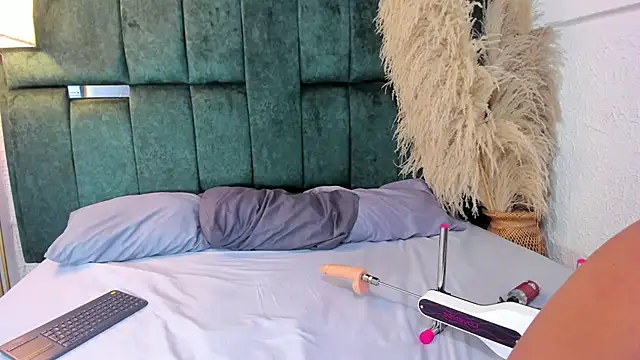 Chloe jackson25 online show from February 19, 2026, 6:37 pm