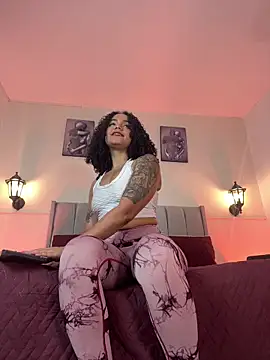 Samara Hadi  online show from February 4, 2026, 8:25 pm