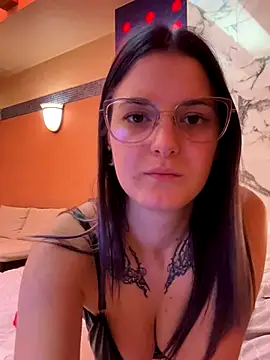 Snapshot of SuzyMiu chatting on November 24, 2025, 11:10 am SuzyMiu online show from November 24, 2025, 11:10 am