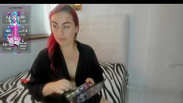 Roxannelorence  online show from October 28, 2025, 5:15 pm