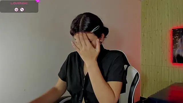 Raven Rouge  online show from February 3, 2026, 8:25 pm