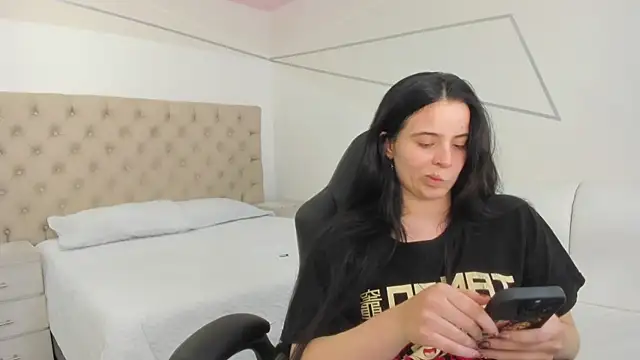 Snapshot of ChannelWhite_ chatting on September 29, 2025, 10:36 pm ChannelWhite online show from September 29, 2025, 10:36 pm