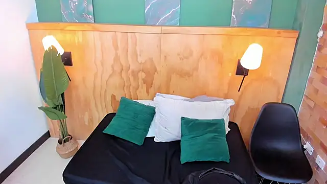 halleylorens online show from February 24, 2026, 7:01 pm