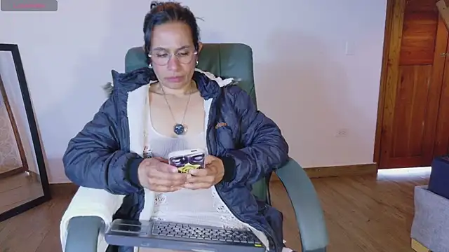 Vanessa 7  online show from February 17, 2026, 9:43 pm