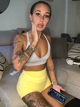 Snapshot of Rosieredxox chatting on September 29, 2025, 7:35 am Rosieredxox online show from September 29, 2025, 7:35 am