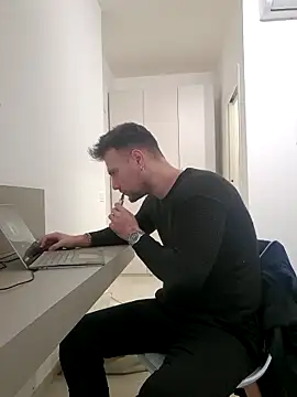 mrlyuis online show from December 18, 2025, 3:18 pm