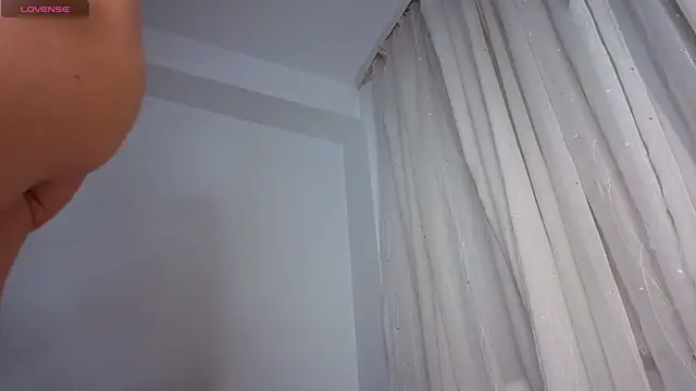 Snapshot of SkinnyMode chatting on October 14, 2025, 1:06 am SkinnyMode online show from October 14, 2025, 1:06 am