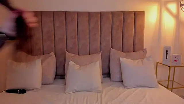 amber colliiins online show from February 22, 2026, 2:15 pm