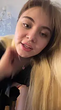 LunaMillie online show from December 20, 2025, 2:24 pm