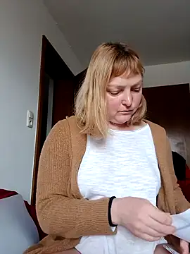 LiluLiluLilu online show from February 9, 2026, 9:24 am