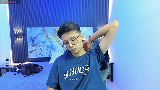 SantiagoRusso18 online show from February 6, 2026, 7:06 pm