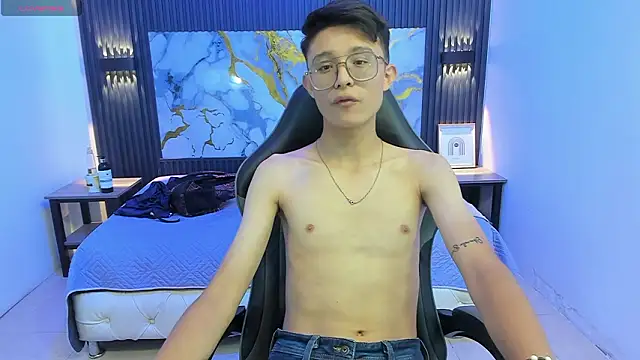 SantiagoRusso18 online show from February 7, 2026, 7:06 pm