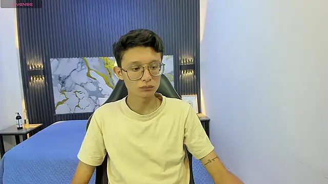 SantiagoRusso18 online show from March 2, 2026, 7:10 pm