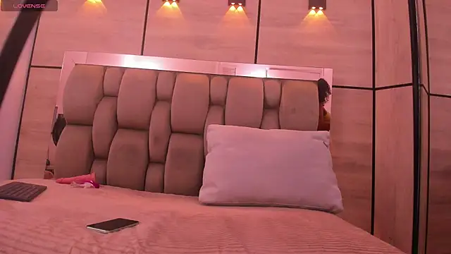 Snapshot of lyana_cowel chatting on October 9, 2025, 7:12 pm lyana cowel online show from October 9, 2025, 7:12 pm