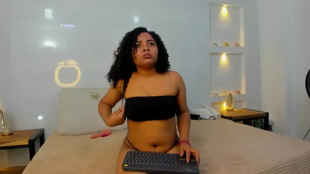 Snapshot of lyana_cowel chatting on October 14, 2025, 3:57 pm lyana cowel online show from October 14, 2025, 3:57 pm