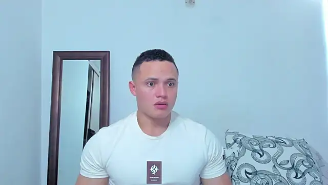 Snapshot of KingLevi01 chatting on February 19, 2026, 10:17 pm KingLevi01 online show from February 19, 2026, 10:17 pm