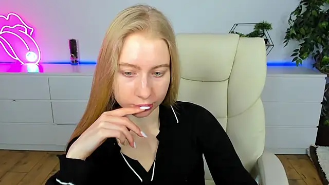 Alina Blonde online show from February 8, 2026, 6:39 am