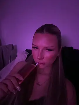 Snapshot of blondeeee chatting on February 25, 2026, 5:55 pm blondeeee online show from February 25, 2026, 5:55 pm