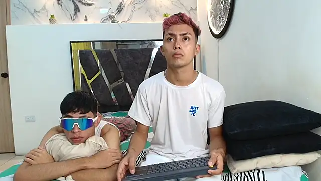 Snapshot of VERY_HOT_GUYS chatting on November 23, 2025, 1:33 pm VERY HOT GUYS online show from November 23, 2025, 1:33 pm