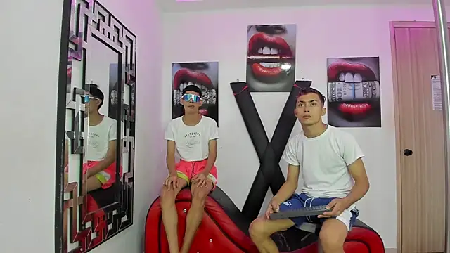 Snapshot of VERY_HOT_GUYS chatting on November 26, 2025, 2:34 am VERY HOT GUYS online show from November 26, 2025, 2:34 am