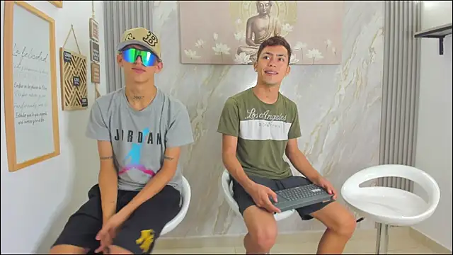 Snapshot of VERY_HOT_GUYS chatting on January 6, 2026, 1:15 pm VERY HOT GUYS online show from January 6, 2026, 1:15 pm