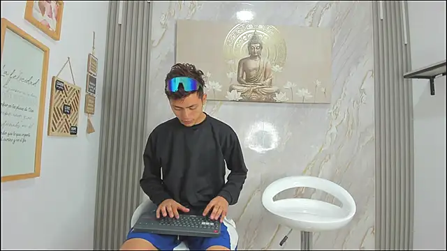 Snapshot of VERY_HOT_GUYS chatting on January 10, 2026, 1:24 pm VERY HOT GUYS online show from January 10, 2026, 1:24 pm