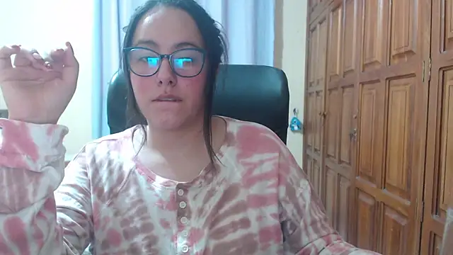 Snapshot of Venus_cat_ chatting on January 19, 2026, 2:48 am Venus cat online show from January 19, 2026, 2:48 am