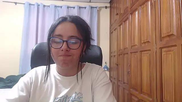 Snapshot of Venus_cat_ chatting on February 1, 2026, 5:28 am Venus cat online show from February 1, 2026, 5:28 am