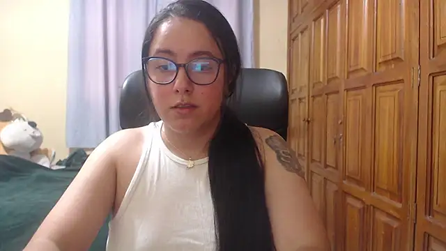 Snapshot of Venus_cat_ chatting on February 4, 2026, 12:49 am Venus cat online show from February 4, 2026, 12:49 am