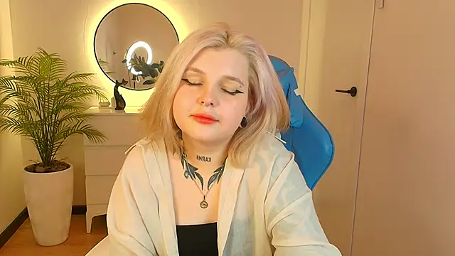 Snapshot of Shad0wPurr chatting on October 3, 2025, 8:55 am Shad0wPurr online show from October 3, 2025, 8:55 am