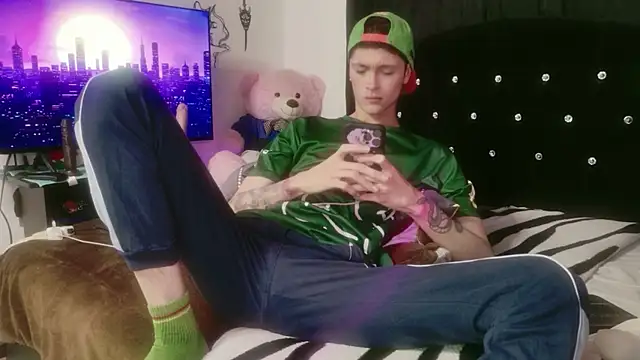 Tyler cat online show from November 30, 2025, 2:04 am