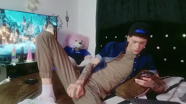 Tyler cat online show from December 4, 2025, 3:49 am