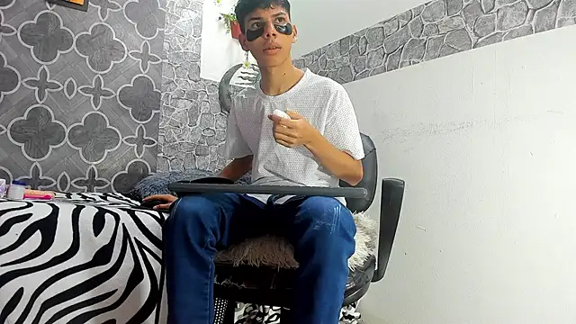 sexyboys cutex18 online show from February 5, 2026, 8:35 pm