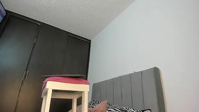 emy collyns online show from October 17, 2025, 2:48 am