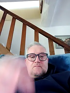 macdut67 online show from October 13, 2025, 3:23 pm