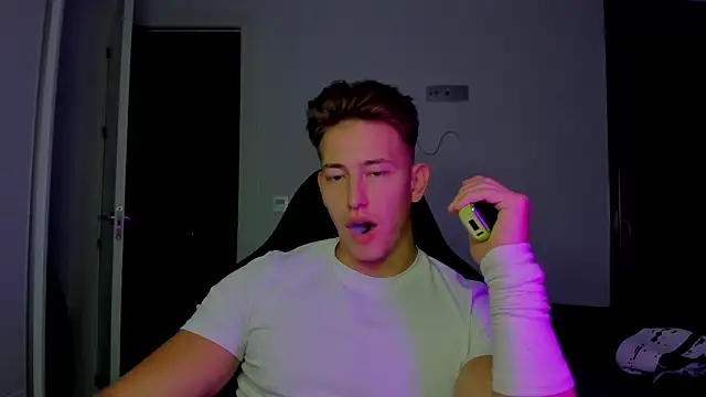 Snapshot of find0m_master chatting on January 15, 2026, 6:44 pm find0m master online show from January 15, 2026, 6:44 pm