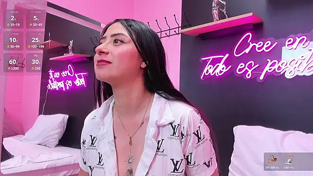 Snapshot of JuliethCruz_ chatting on October 30, 2025, 5:13 pm JuliethCruz online show from October 30, 2025, 5:13 pm