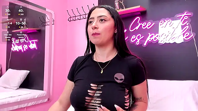 Snapshot of JuliethCruz_ chatting on December 14, 2025, 3:17 pm JuliethCruz online show from December 14, 2025, 3:17 pm