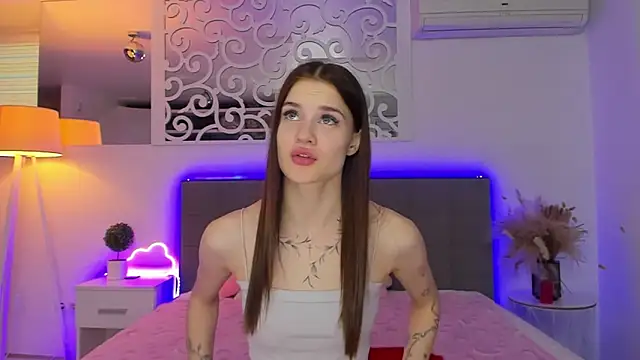 LuisaClover online show from February 16, 2026, 1:29 pm