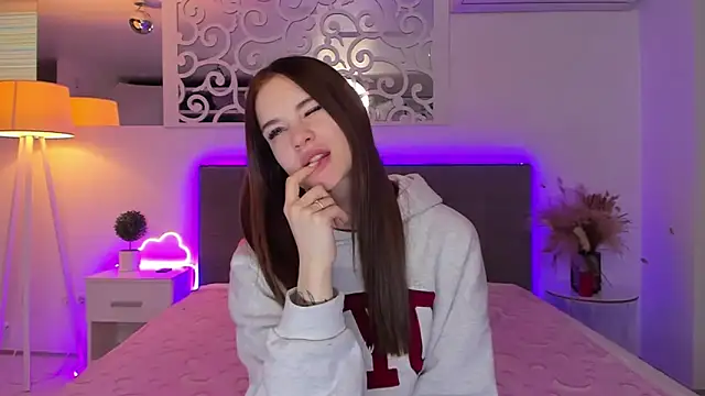 LuisaClover online show from February 20, 2026, 1:22 pm