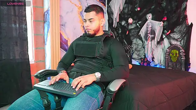 Tiler wolker online show from October 31, 2025, 7:48 pm