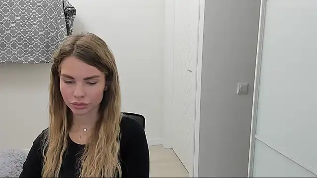 LinaBey online show from November 17, 2025, 8:42 am