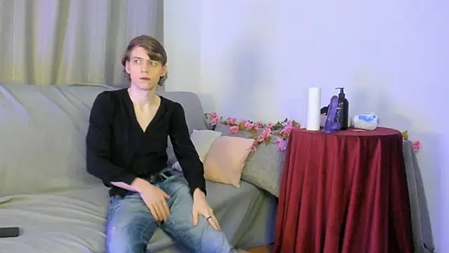 Snapshot of AvenGlow chatting on February 28, 2026, 8:43 pm AvenGlow online show from February 28, 2026, 8:43 pm