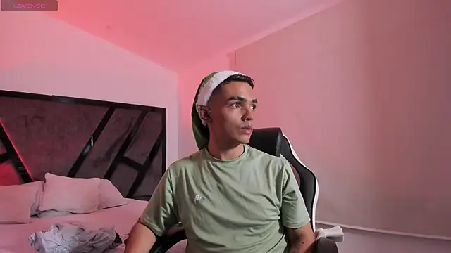 Snapshot of NicoKingg_ chatting on December 16, 2025, 4:17 am NicoKingg online show from December 16, 2025, 4:17 am