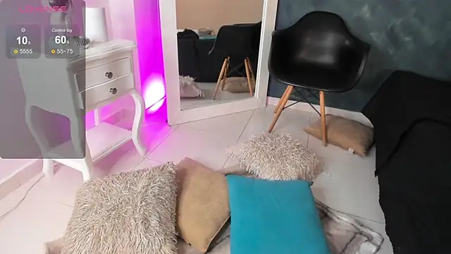 Snapshot of BellaRooux chatting on December 18, 2025, 12:33 pm BellaRooux online show from December 18, 2025, 12:33 pm