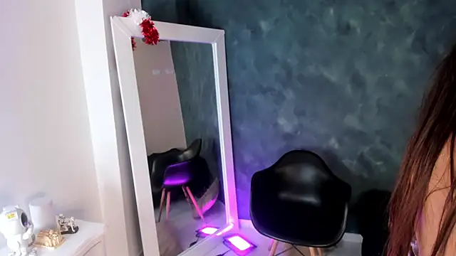 Snapshot of BellaRooux chatting on December 22, 2025, 12:24 pm BellaRooux online show from December 22, 2025, 12:24 pm