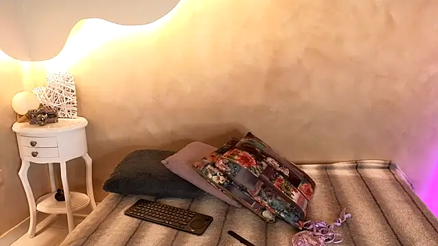 Snapshot of BellaRooux chatting on January 8, 2026, 12:29 pm BellaRooux online show from January 8, 2026, 12:29 pm