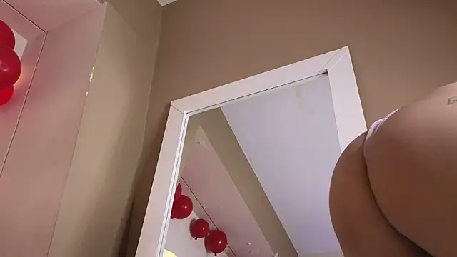 Snapshot of BellaRooux chatting on February 21, 2026, 12:28 pm BellaRooux online show from February 21, 2026, 12:28 pm