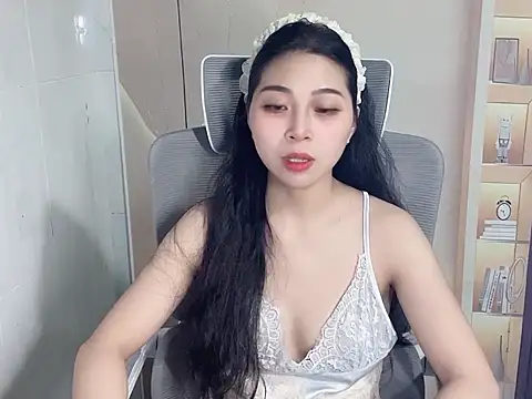 Snapshot of Lousii chatting on December 5, 2025, 12:25 pm Lousii online show from December 5, 2025, 12:25 pm