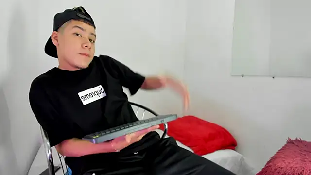 Lucastorrez01 online show from February 10, 2026, 10:36 pm